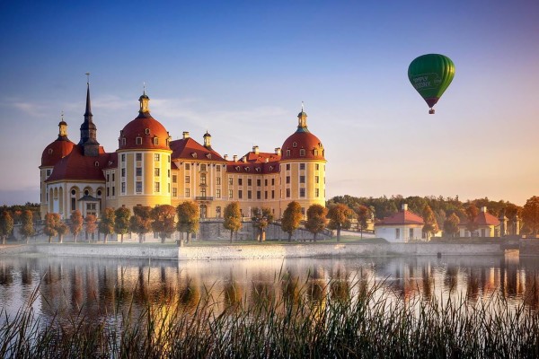 Wandbild Moritzburg - Schloss Moritzburg zum Sonnenaufgang mit Heißluftballon (Motiv 01009)