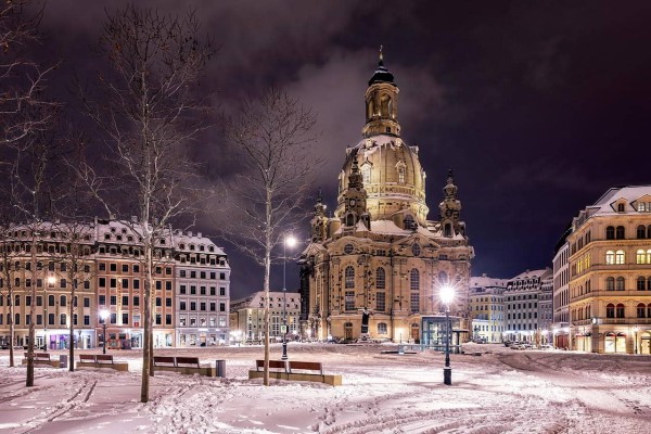 Wandbild Dresden - Der verschneite Neumarkt mit Frauenkirche (Motiv 01022)