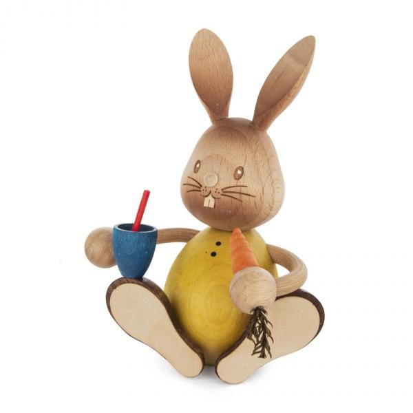 Hase Stupsi mit Becher und Möhre - Holzfigur - Osterdekoration