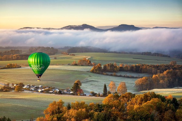 Wandbild Sächsische Schweiz - Nebellandschaft mit Heißluftballon (Motiv 01016)