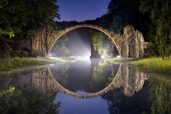 Wandbild Oberlausitz - Die Rakotzbrücke im Taschenlampenlicht bei Nacht (Motiv 01077)