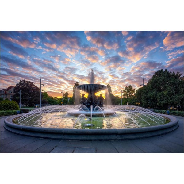 Wandbild Dresden - Springbrunnen „Stille Wasser“ am Alberplatz zum Sonnenuntergang (Motiv 01098)