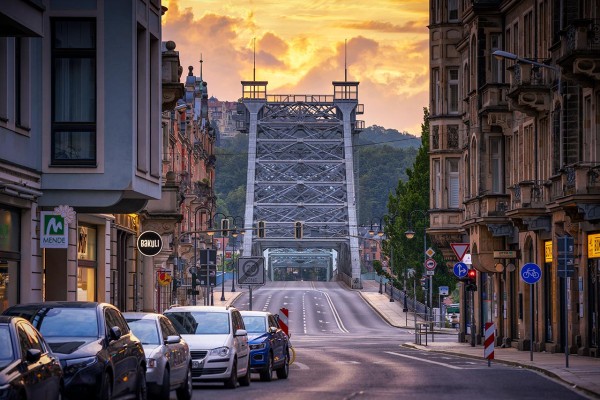 Wandbild Dresden - Das Blaue Wunder mit Schillerplatz zum Sonnenaufgang (Motiv 00948)