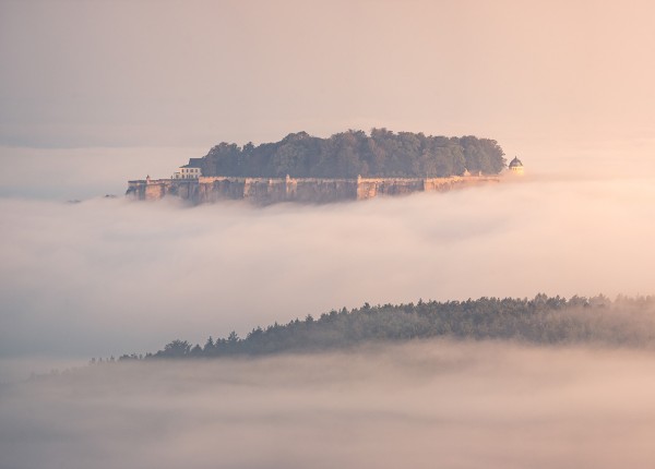 Wandbild Sächsische Schweiz - Die Festung Königstein im Nebel gehüllt (Motiv LV05)